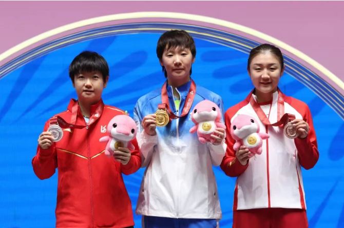 王曼昱孫穎莎陳夢登上領獎臺合影:王曼昱名字測試打分,解析!