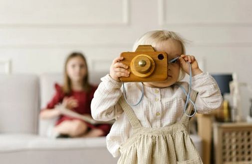 一名字,一詩詞,一乾坤。“腹有詩書氣自華”,名字是伴隨人一生的印記,若能從千古詩詞中采擷靈感,便如同給生命刻下了一道書香烙印。今天給大家分享取自詩詞名句里的男孩女孩名,滿是書香氣質,獨特好記! 取自詩詞名句里的男孩女孩名 枕書? 出處:陸游《題老學庵壁》“太平民樂無愁嘆,衰老形枯少睡眠。喚得南村跛童子,煎茶掃地亦隨緣。” 引申自 “枕經籍書” 的治學之道,暗合陸游 “讀書有味身忘老” 的詩意。? 解析:“枕書” 二字自帶 “與書為伴” 的清雅,避開 “書翰”“書恒” 等常見組合,讀音平緩有書卷氣。寓意孩子以書為友,學識淵博且心性沉靜,自帶文人風骨,獨特又耐品。? 時珩? 出處:屈原《九章?懷沙》“懷瑾握瑜兮,窮不知所示”,“珩” 為古玉器,與 “瑾瑜” 同源卻更小眾。? 解析:“時” 指時序流轉、把握當下,“珩” 指玉飾,象征君子之德。名字平仄相間(陽平 + 陽平),讀音響亮不拗口,既藏 “懷玉之德” 的品性,又含 “惜時奮進” 的志向,避開 “瑾瑜”“景瑜” 等高頻名,獨特性拉滿。? 清川? 出處:王維《歸嵩山作》“清川帶長薄,車馬去閑閑”? 解析:“清川” 是 “清澈河流” 的詩意寫照,比 “海川”“澤川” 更顯空靈。“清” 是品性純粹,“川” 是胸懷開闊,名字自帶 “流水潺潺” 的靜謐感,寓意孩子如清川般通透豁達,行事從容不迫,小眾且有畫面感。? 景湛? 出處:謝朓《晚登三山還望京邑》“余霞散成綺,澄江凈如練”,“湛” 取 “澄湛” 之意,比 “澄” 更古雅。? 解析:“景” 是光影流轉,“湛” 是清澈深邃,二字組合自帶 “江天一色” 的開闊意境。名字避開 “景澄”“景明” 等常見款,讀音沉穩有力,寓意孩子心胸如澄江般開闊,品性如秋水般澄澈,小眾而有格調。? 星遙? 出處:張九齡《望月懷遠》“海上生明月,天涯共此時”,引申自 “星漢迢迢” 的詩意。? 解析:“星” 是夜空璀璨,“遙” 是心懷遠方,名字自帶 “逐星而行” 的浪漫與志向。比 “星宇”“星澤” 更顯靈動,讀音輕快不厚重,寓意孩子目光長遠,心懷星辰大海,既有追夢的勇氣,又有獨特的浪漫氣質。 松筠(sōng yún):取自杜甫《贈王判官》“未負幽人趣,兼全直士風。隱居欲就廬山遠,麗藻初逢休上人”,松與竹象征堅韌不拔、高潔正直的品格。 亦誠(yì chéng):出自《中庸》“誠者,天之道也;誠之者,人之道也”,寓意待人真誠,堅守本心,擁有純粹坦蕩的品格。 澤川(zé chuān):取自《易經·系辭》“鼓之以雷霆,潤之以風雨”,澤指恩澤,川指江河,寓意心懷仁厚,福澤深厚,氣度如江河般寬廣 時珩(shí héng):出自劉禹錫《陋室銘》“無絲竹之亂耳,無案牘之勞形”,珩為古玉器,時指時光,寓意惜時奮進,如美玉般品德高尚、溫潤堅韌。 慕遠(mù yuǎn):取自諸葛亮《誡子書》“非淡泊無以明志,非寧靜無以致遠”,慕指向往,遠指遠方,寓意心懷志向,追求高遠理想,不懈奮斗。 二、詩意女孩名:含草木靈秀,藏溫婉才情(冷門有韻味)? 清芷(qīng zhǐ):源于《楚辭·九歌·湘夫人》“沅有芷兮澧有蘭,思公子兮未敢言”,芷為香草,寓意品性高潔,氣質清新脫俗,不染塵俗。 念昔(niàn xī):取自陶淵明《歸園田居》“暖暖遠人村,依依墟里煙”,念指心念,昔指美好往昔,寓意心懷感恩,珍惜生活中的點滴美好。 青衿(qīng jīn):出自《詩經·鄭風·子衿》“青青子衿,悠悠我心”,青衿為古代學子服飾,寓意熱愛詩書,才情內斂,氣質文雅。 知柳(zhī liǔ):取自賀知章《詠柳》“碧玉妝成一樹高,萬條垂下綠絲絳”,知指知曉,柳指楊柳,寓意如楊柳般靈動溫婉,心思細膩聰慧,氣質清新脫俗。 夢澤(mèng zé):出自孟浩然《望洞庭湖贈張丞相》“氣蒸云夢澤,波撼岳陽城”,夢指夢境,澤指水澤,寓意如云夢澤般空靈夢幻,氣質溫婉大氣,心懷廣闊。 汀蘭? 出處:范仲淹《岳陽樓記》“岸芷汀蘭,郁郁青青”? 解析:“汀” 是水邊平地,“蘭” 是香草,二字組合勾勒出 “水邊蘭草” 的清雅畫面。避開 “蘭馨”“芷蘭” 等常見名,讀音輕柔婉轉(陰平 + 陽平),自帶 “蘭芷之香” 的溫婉。寓意孩子如汀蘭般清雅脫俗,品性高潔,小眾卻過目不忘。? 芷兮? 出處:屈原《九歌?湘夫人》“沅有芷兮澧有蘭,思公子兮未敢言”? 解析:“芷” 是香草,“兮” 是古典語氣助詞,比 “芷涵”“芷瑤” 更具詩詞韻律感。名字讀音柔美動聽(上聲 + 陰平),自帶 “楚辭” 的典雅韻味,既藏 “香草美人” 的溫婉,又含 “不與俗同” 的獨特,小眾且有辨識度。 好啦,關于【取自詩詞名句里的男孩女孩名,滿是書香氣質,獨特好記!】相關內容分享就到這了,若需結合五行、生肖進一步定制,或想補充更多風格的名字,不要忘記收藏+關注名字網(mingziwang.cn)哦。